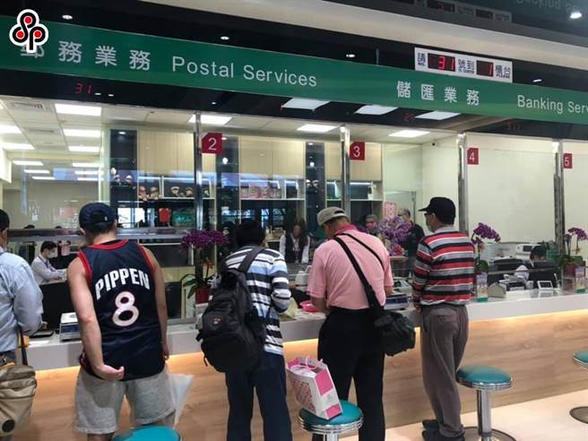 邮局员工再度肩负振兴券发放业务，台湾邮政产业工会争取津贴及疫苗。（本报资料照）