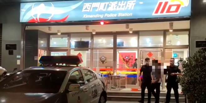 29歲林姓男子25日晚在西門捷運站內，發現2名穿著短裙的女高中生，悄悄尾隨兩人身後，並以手機伺機偷拍被害人裙下。（影片截圖）