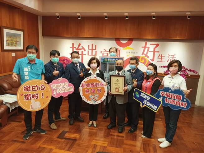 宜蘭縣長林姿妙26日代表受贈9座由國際扶輪台灣地區12地區所捐贈的「移動式正壓篩檢站」。（胡健森攝）