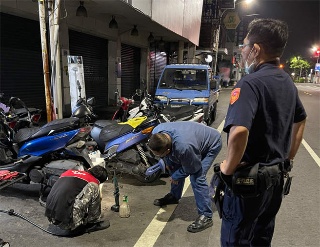 一名苏姓男子于26日凌晨近1时在冈山区发生机车轮胎爆胎，他请求冈山警分局前峰派出所帮忙。警员利用人脉，帮苏男找到机车行换轮胎。（翻摄照片／林瑞益高雄传真）