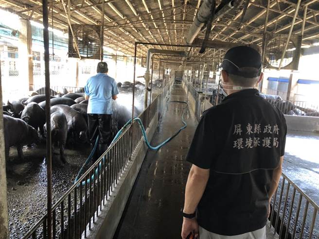 屏东县政府为防范走私肉品流入市面，连日由警察局、农业处、环保局、卫生局等单位兵分多路，追查肉品可能流向。（屏县府提供／谢佳潾屏东传真）