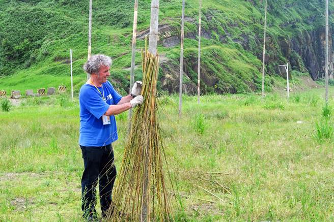 基隆八斗子潮境公园的装置艺术的巨型飞天扫帚，是由法国环境艺术家派崔克所创作，如今却遭自然及人为损害，目前仅剩6支。（海科馆提供／张颖齐基隆传真）