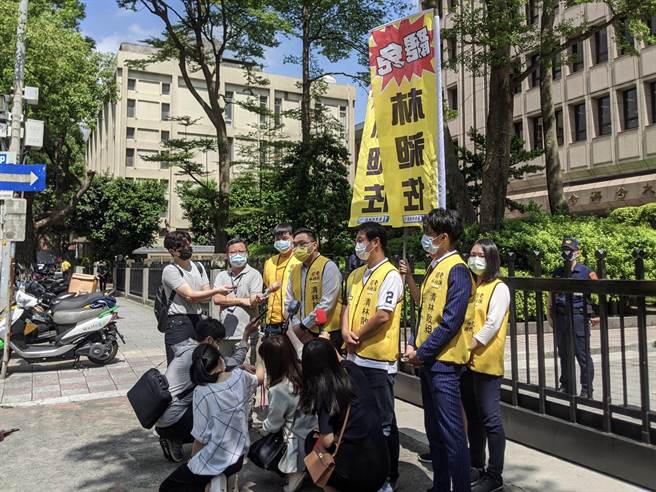 由万华、中正当地青年组成「清林散昶」的林昶佐罢免案，今前往中选会领取第二阶段连署表格。（张薷摄）