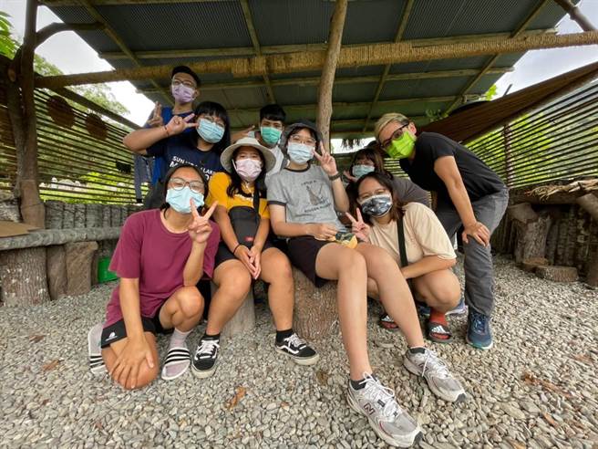 暨南國際大學「延續原味2.0」學生前往台東永康部落，協助清理充滿布農文化元素的部落小屋。(莊子昊提供／李侑珊台北傳真)