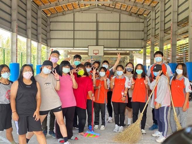 暨南國際大學「延續原味2.0」學生與台東延平鄉大專生合力打掃部落廢棄空間。(莊子昊提供／李侑珊台北傳真