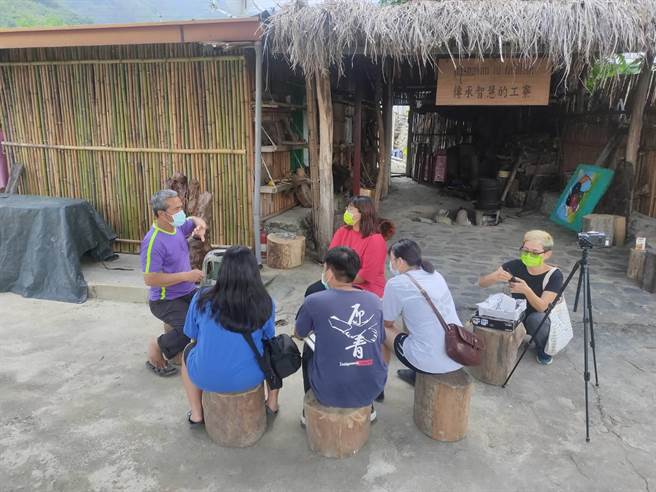 學子與部落耆老對談，企劃紀錄片內容。(莊子昊提供／李侑珊台北傳真)