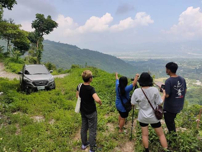 專業講師帶領學生至部落山上拍攝紀錄片。(莊子昊提供／李侑珊台北傳真