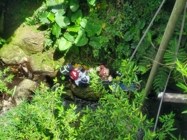 北宜公路一日兩起重大意外，上午東門鴨莊少東剛撞車亡，中午又1騎士衝落山谷無生命跡象。(戴志揚翻攝/民眾提供)
