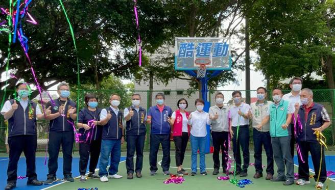 台中市南屯区黎明公园篮球场今天热闹启用。（陈世宗摄）