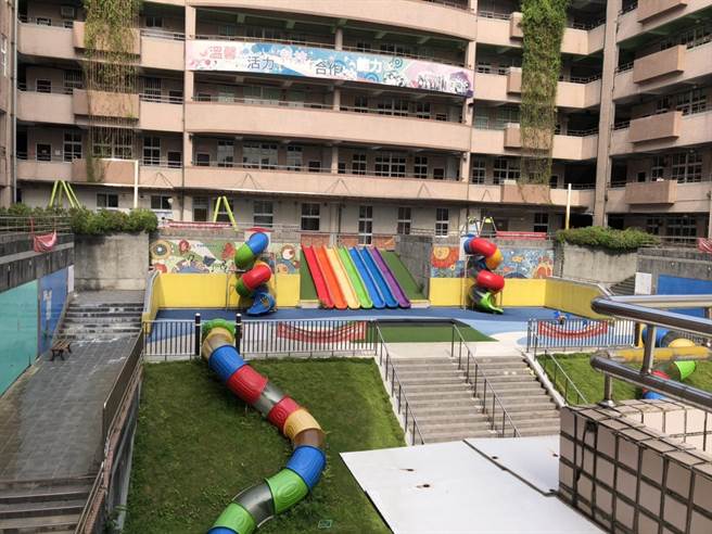 新北学校及幼儿园于开学后2周内暂不开放游具使用。（新北市教育局提供）