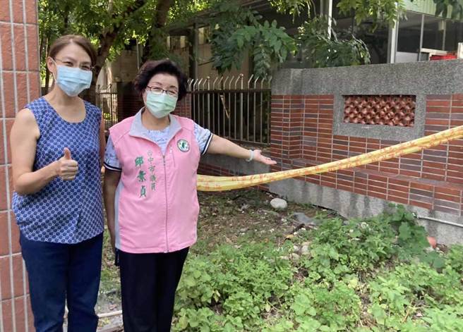 市議員邱素貞（右）爭取教育局補助校園汙水管線改善工程經費200萬元，將改善樂業國小異味問題降低對環境衝擊與危害。（市議員邱素貞提供）