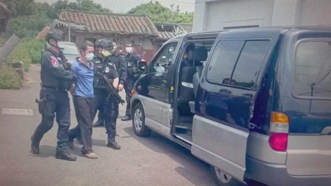 昨天土地糾紛槍擊案，彰化警分局26日中午12時即在芬園鄉大彰路三段山區民宅由霹靂小組攻堅順利逮捕吳嫌並取出作案槍枝。（彰化警分局提供／吳敏菁彰化傳真）