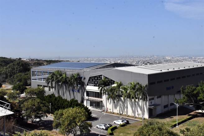 中市府辅导特定工厂屋顶种电 预估装置容量140MW六都第一。(图／台中市政府经发局提供)