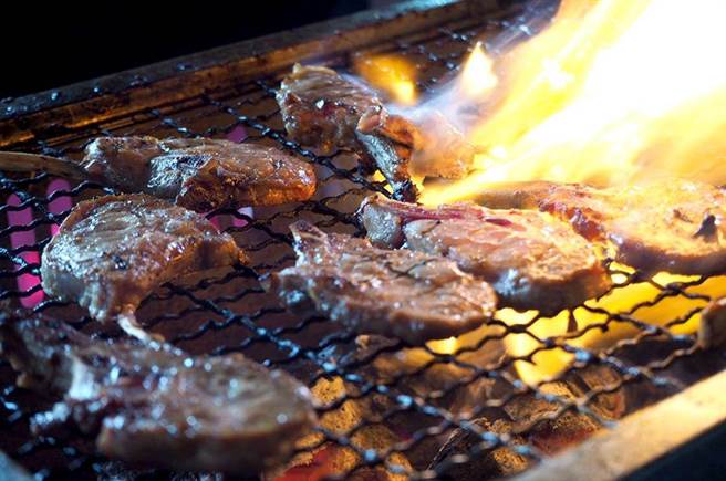 中秋户外烤肉可以吗？陈时中表示，因为疫情仍有变化，待时间近一点再报告。（示意图/触mii编辑部）