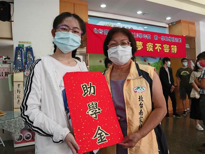 北台南家扶儿谢幸颖（左）今年考上清华大学原子科学院学士班，她感谢一路上协助减轻妈妈负担的助学人。（张毓翎摄）