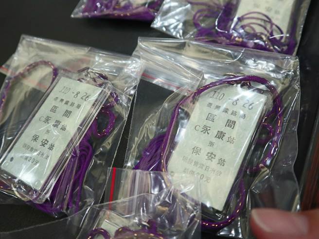 北台南家扶中心今天赠送「永保安康」车票给每位学子。（张毓翎摄）
