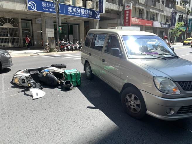 44歲廖姓男子駕駛廂型車今（26日）下午1時許，行經新北市永和區中和路要左轉中和路421巷，不慎Uber Eats外送機車擦撞。（翻攝）