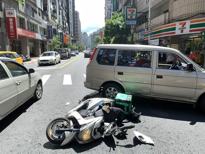 44歲廖姓男子駕駛廂型車今（26日）下午1時許，行經新北市永和區中和路要左轉中和路421巷，不慎Uber Eats外送機車擦撞。（翻攝）