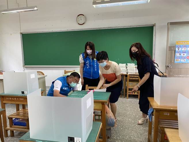 新竹县议员陈凯荣（左起）、教育处长杨郡慈等人前往新竹县竹北市竹仁国小，校长吴明珠（右二）示范隔板使用方式。（庄旻静摄）