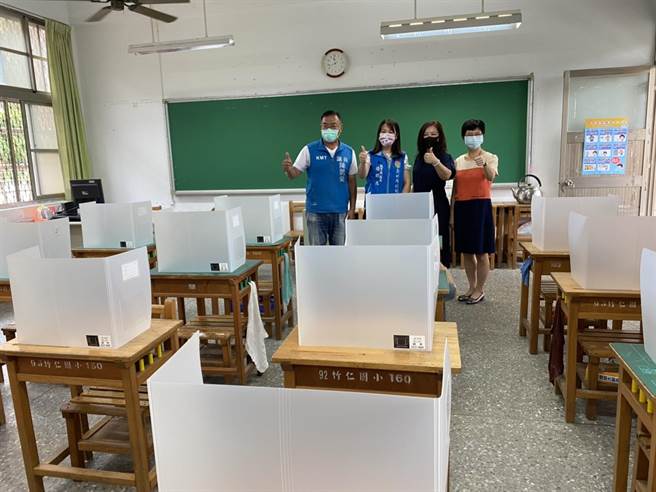 新竹县议员陈凯荣（左起）、教育处长杨郡慈等人前往新竹县竹北市竹仁国小，视察防疫隔板执行状况。（庄旻静摄）
