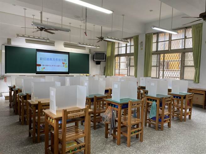 开学在即，新竹县竹北市竹仁国小已经备妥防疫隔板，因应开学后的防疫作业。（庄旻静摄）