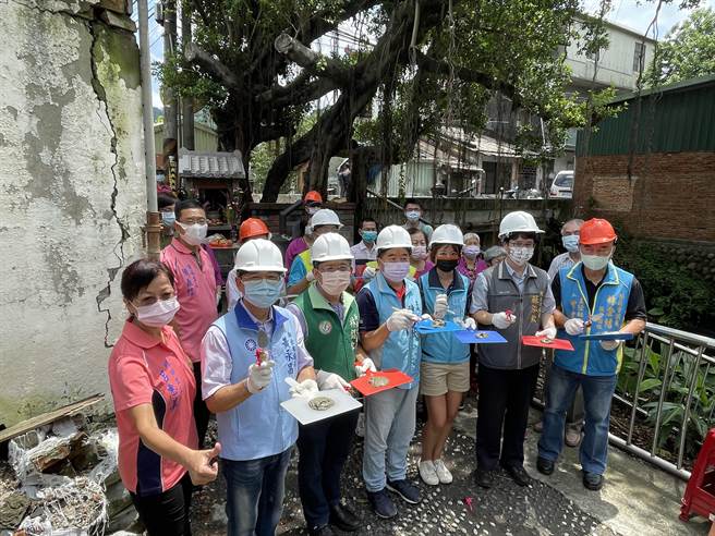新北市土城区溪头路有处大安圳引水口，距今已有200多年的歷史，当地里长和耆老不舍童年记忆消逝，便与城乡局、区公所合作，重新着手整治，今举行开工仪式，预计今年10月底完工。（蔡雯如摄）