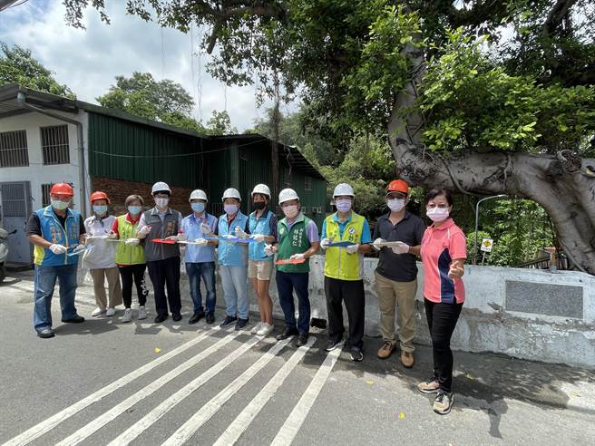 新北市土城区溪头路有处大安圳引水口，距今已有200多年的歷史，当地里长和耆老不舍童年记忆消逝，便与城乡局、区公所合作，重新着手整治，今举行开工仪式，预计今年10月底完工。（蔡雯如摄）