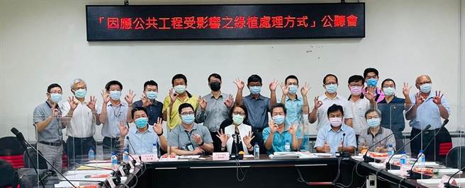 高雄市议员黄秋媖（前左三）26日在市议会举行公听会，商讨桥头科学园区内预定地的中崎有机农业专区，计画迁移至燕巢吊鸡林农场造林地的树木处理方案。（黄秋媖提供／林瑞益高雄传真）