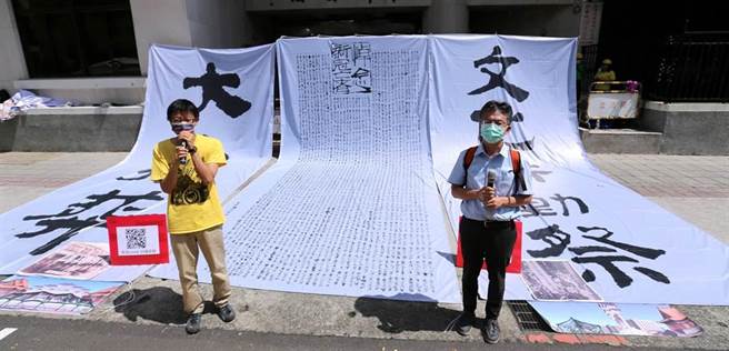 「大眾葬·行动文化祭」活动发起人吴永毅（左）、精神科医师苏伟硕（右）26日说明活动内容。（黄世麒摄）
