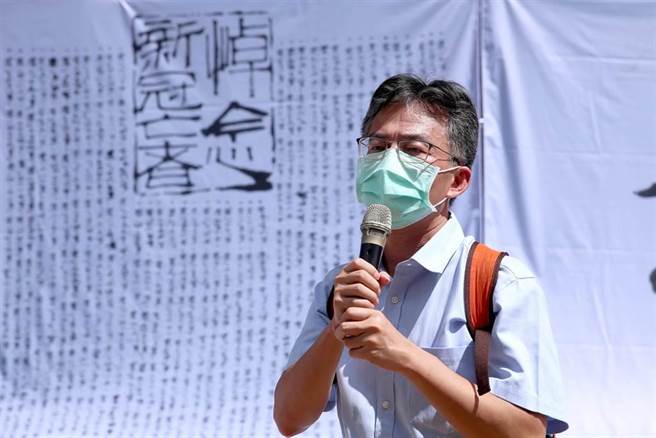 精神科医师苏伟硕发起「网上墓志铭」计画，希望染疫往生者的家属亲友能走出污名化的死亡阴影。（黄世麒摄）
