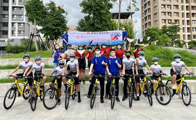 嘉磐慈善基金会执行长魏豪志和特助魏榕廷在台中市大雅区上枫小太阳课辅学堂，为弱势孩童热血启程。（嘉磐慈善基金会提供／卢金足台中传真）