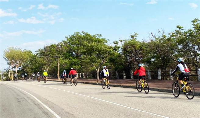 为了这趟环岛计画，十个月来孩子自律练习，行程中克服沿途天候与体力考验，完成环岛梦想。（嘉磐慈善基金会提供／卢金足台中传真）