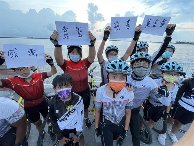 嘉磐慈善基金会赞助支持旅途的食宿、营养补给和单车消耗品经费，成就小朋友一场与眾不同的成年礼。（嘉磐慈善基金会提供／卢金足台中传真）