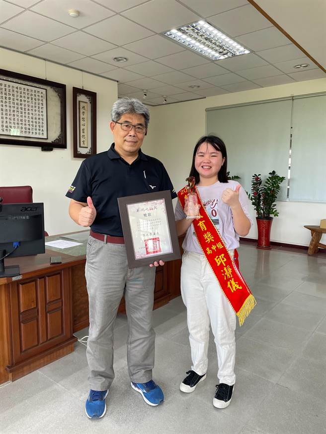 佳冬高农园艺科邱瀞仪是创校84年以来，首位应届台大生及总统教育奖得主，26日特将部分奖金2万元回馈母校，盼藉此帮助弱势的学弟妹。（佳冬高农提供／谢佳潾屏东传真）