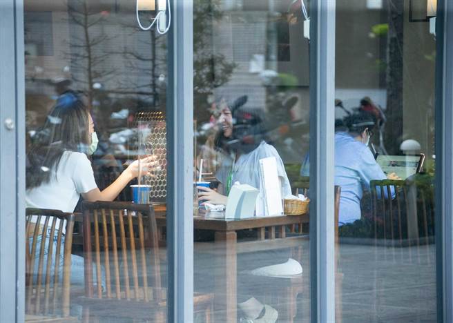 随着疫情趋缓，行政院也规划五倍券方案，振兴疫后经济。图为中午时分的餐厅涌入用餐人潮，但为防疫，仍维持梅花座、及隔板安排。（罗永铭摄）