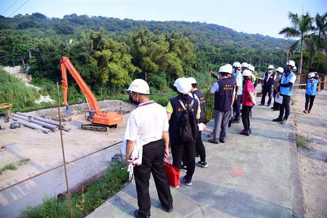 农兵桥横跨花莲市美崙溪，连接美崙与十六股等地，新桥梁施工中，（花莲市公所提供／王志伟花莲传真）