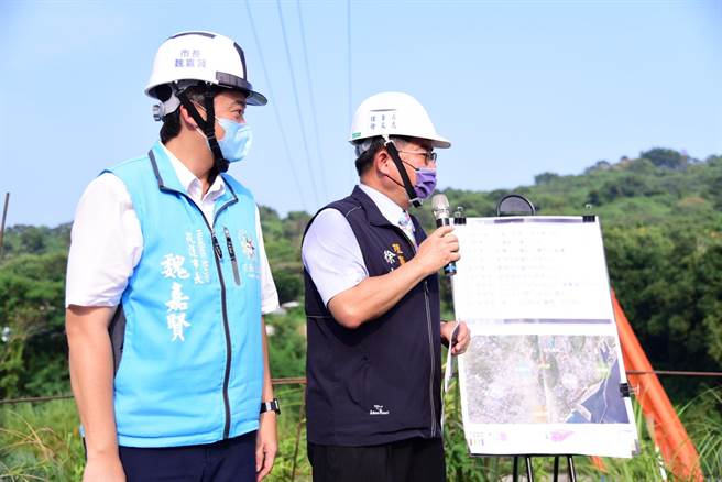 嘉邑行善团理事长徐文志（右）一行前往新农兵桥施工现场关切工程进度，花莲市长魏嘉贤（左）陪同听取工程顾问公司简报说明。（花莲市公所提供／王志伟花莲传真）