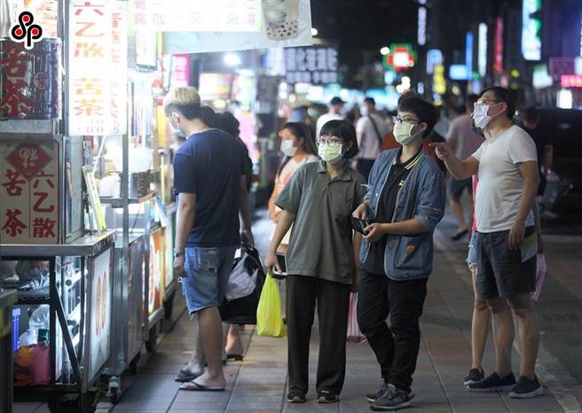 中央流行疫情指挥中心5月中旬将全国升为三级警戒，要求民眾减少外出。（报系资料照）