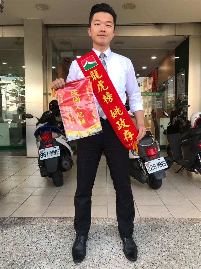 信义房屋台中大里国光店姚政存克服难关永不放弃。(图/信义房屋提供)