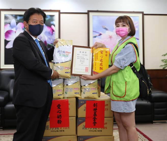 台南市议长郭信良捐赠中元节供品给创世基金会，获赠锦旗与感谢奖状。（台南市议会提供／程炳璋台南传真）