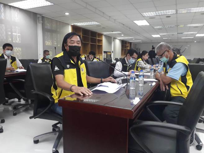 葉元之邀集各客運公司工會理事長與新北市交通局舉行協調會。（葉元之提供）