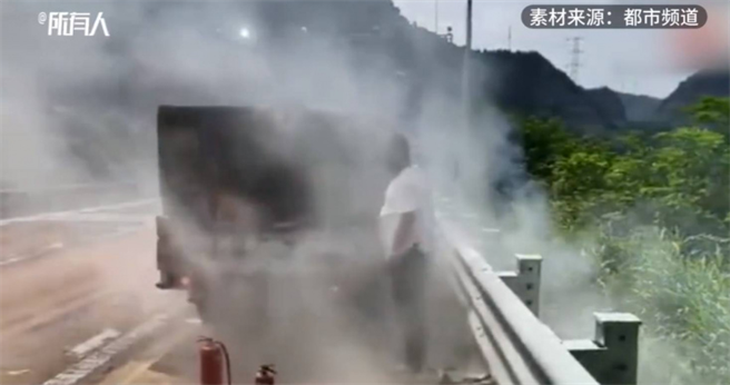 大陆一名货车司机抽完菸便将菸蒂向窗外扔，没想到却被风吹回到后车厢，让后车厢瞬间起火。（图／微博）