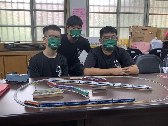台中一中高三学生陈彦任（右起）、郭怡凡、张椿宥合作制作铁道模型，参加日本铁道大赛，夺下最佳品质、最佳影像2个奖项。（林欣仪摄）