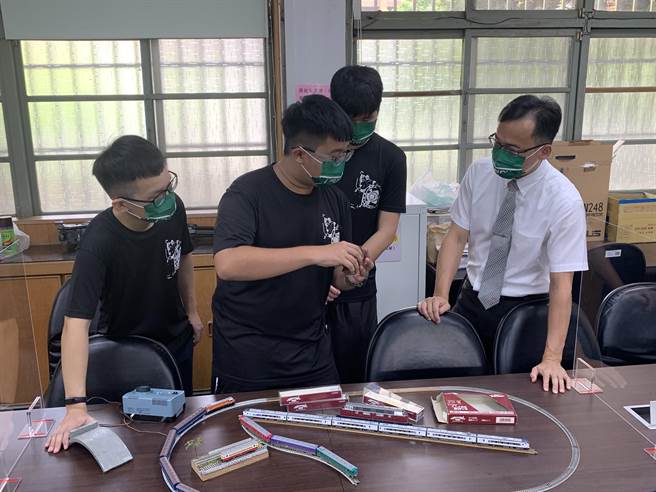 台中一中3名学生善用对铁道、模型的喜爱，制作铁道模型并参加日本铁道大赛，成为唯一夺奖的外国队伍。（林欣仪摄）