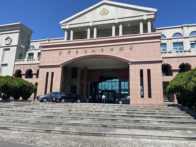 台東地檢署去年偵辦1架R22型直昇機違反航空法飛行起降情形，傳喚涉有重嫌的國巨前總裁陳木元，案子日前偵結，檢方依違反民用航空法起訴陳，並建議法官從重量處，不得易科罰金。（蔡旻妤攝）