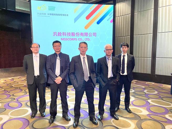 汎铨受惠半导体材料需求畅旺，下半年营运可望呈跳跃式成长。图中为柳纪纶董事长、图左2为廖永顺营运长、图右2为陈荣钦技术长、图右1为周学良营运长、图左1为苏靖棋财务长。（业者提供）