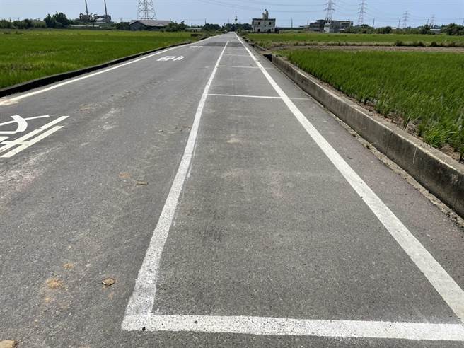 桃园市新屋区东明里一处产业道路出现17个的自画停车格，影响3分之1的道路空间。（萧灵玺摄）
