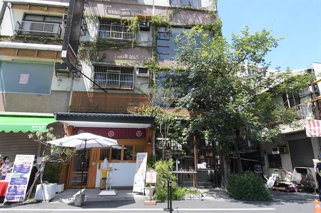 员林市幸福贩卖所霜淇淋专卖店，就位在知名的右舍咖啡隔壁。（谢琼云射）