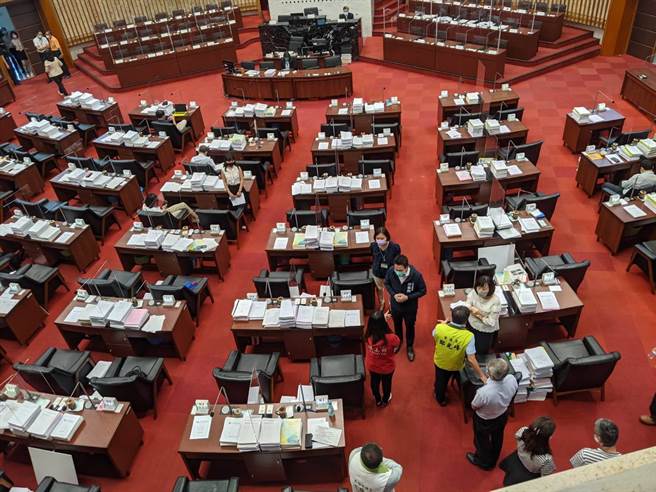 高雄巿议会定期会闭幕，巿府提案清仓审完。（曹明正摄）