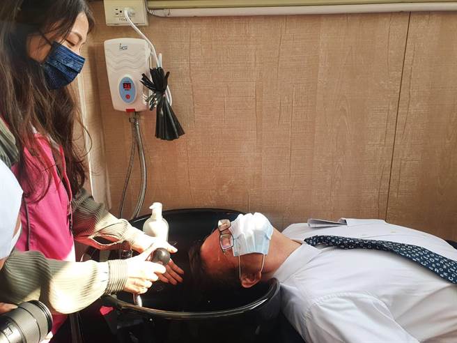 桃园市行动沙龙车未来可行驶至社区，提供洗头、剪髮或头皮保健服务，市长郑文灿到场视察。（陈梦茹摄）